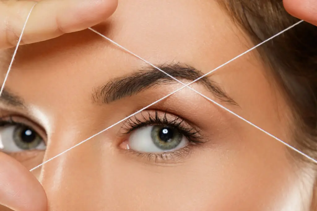 perfilado de cejas hilo