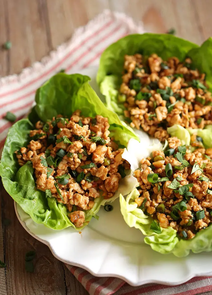 comidas rápidas y fáciles enrollados de lechuga con carne de res