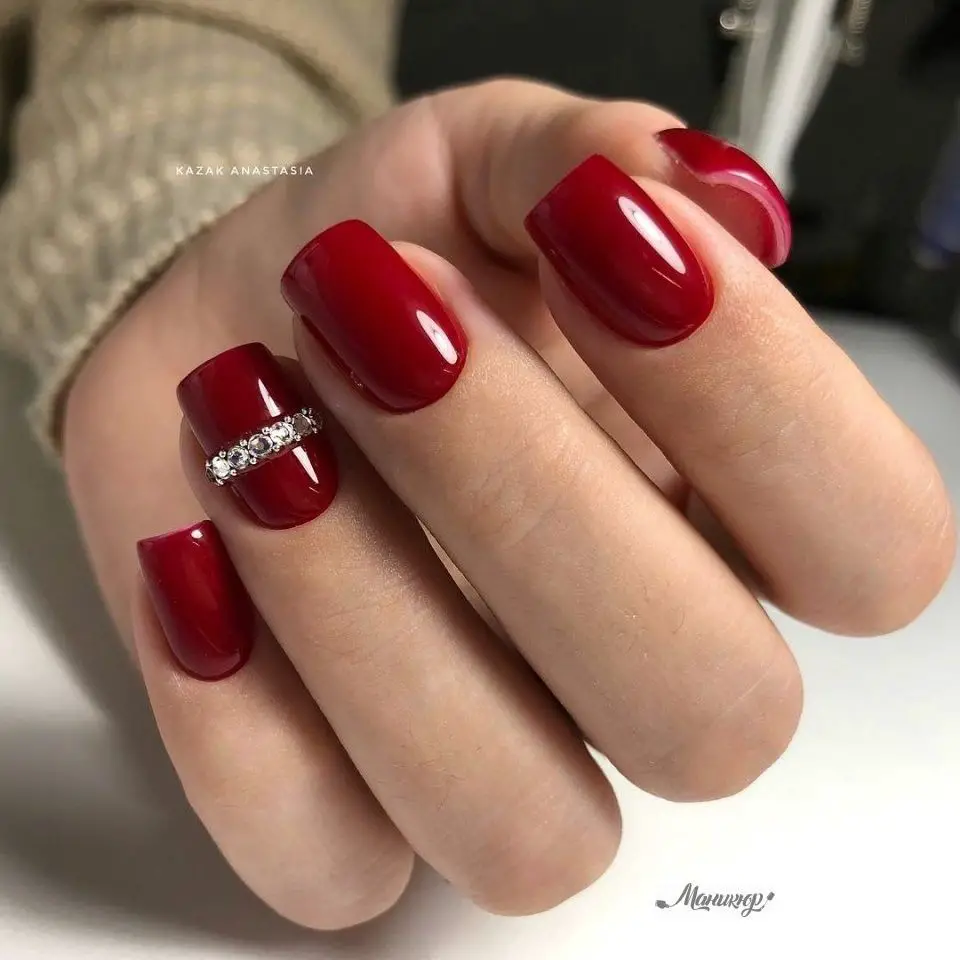 Decoración en uñas rojas 