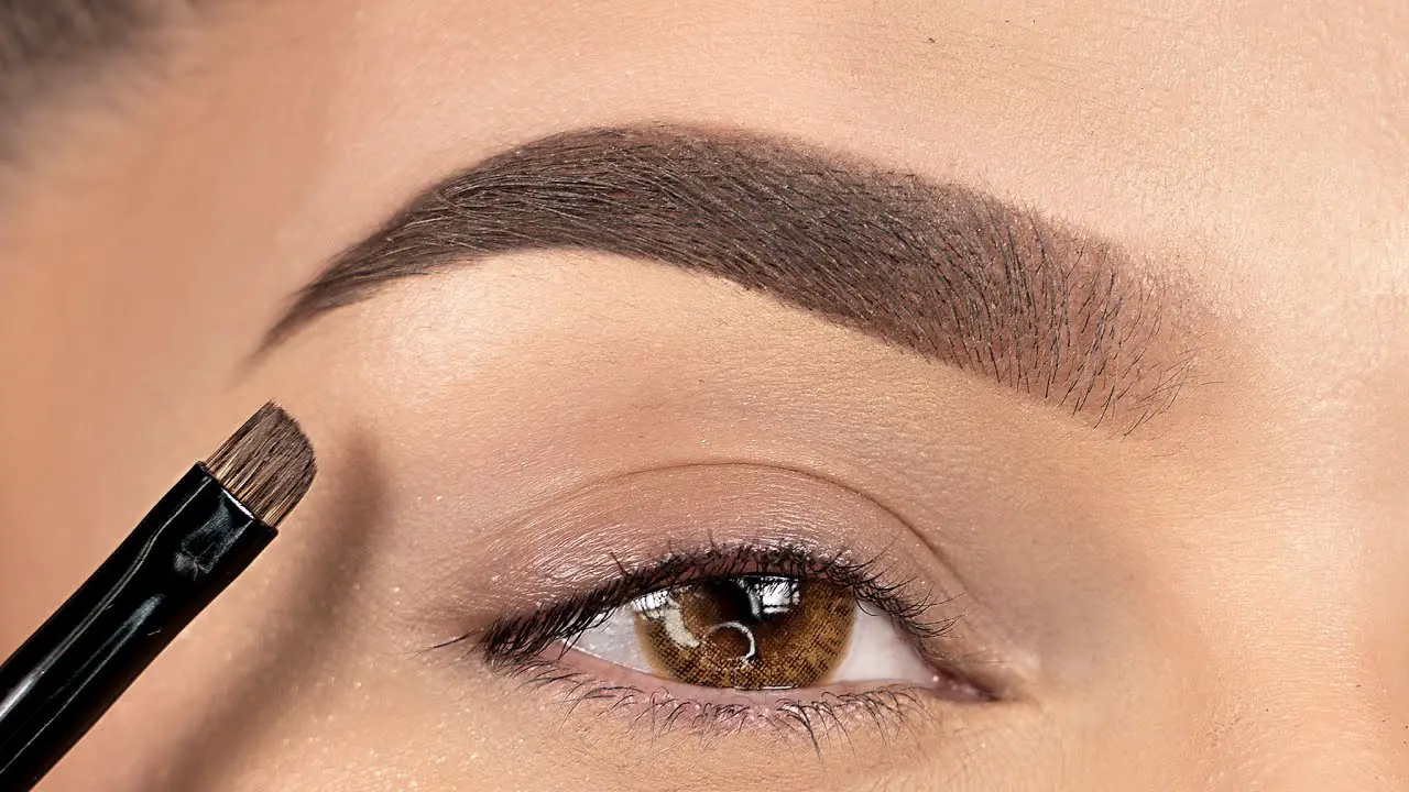maquillaje de cejas corrector