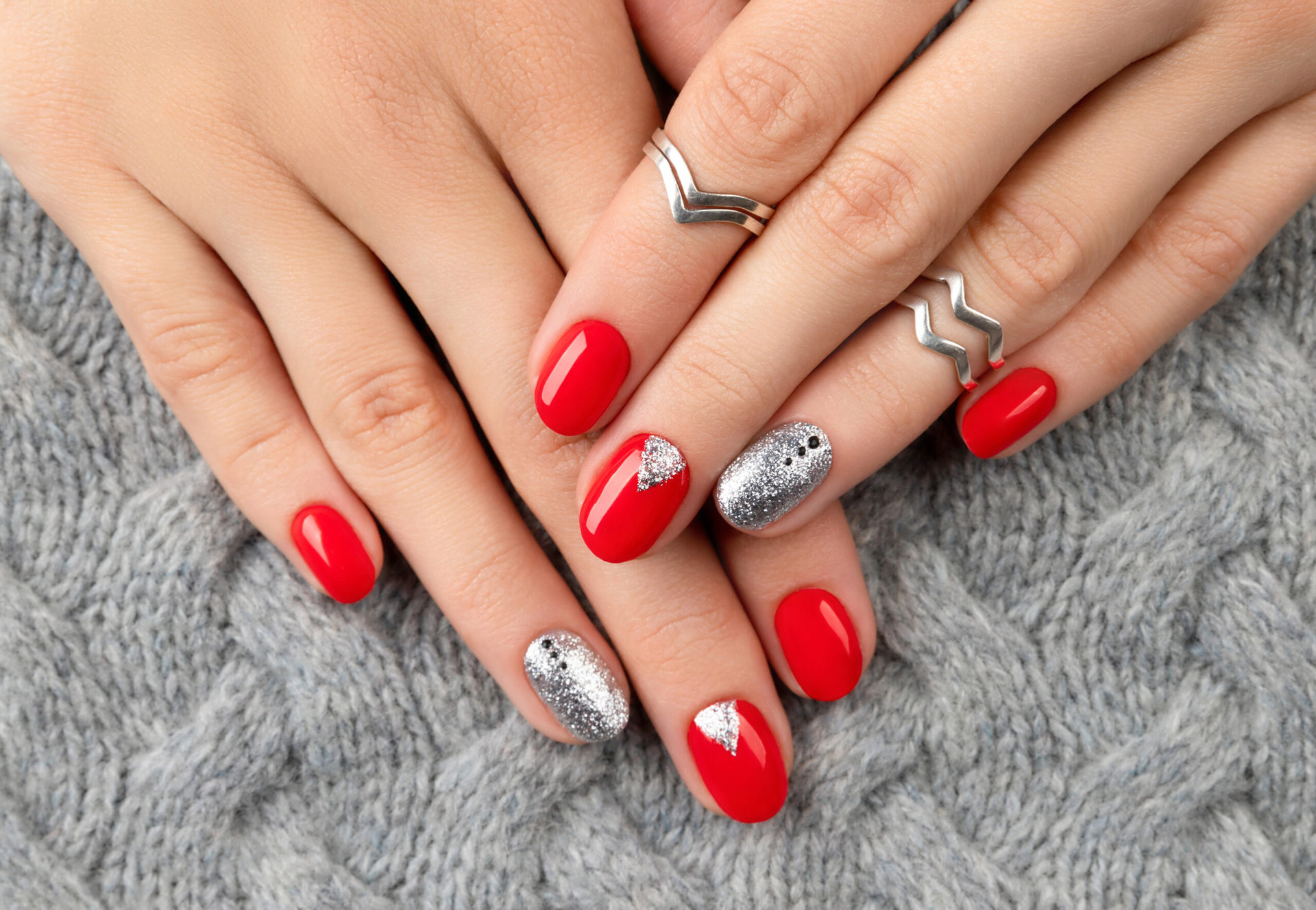 Uñas rojas decoradas: Diseños coquetos, llamativos y elegantes