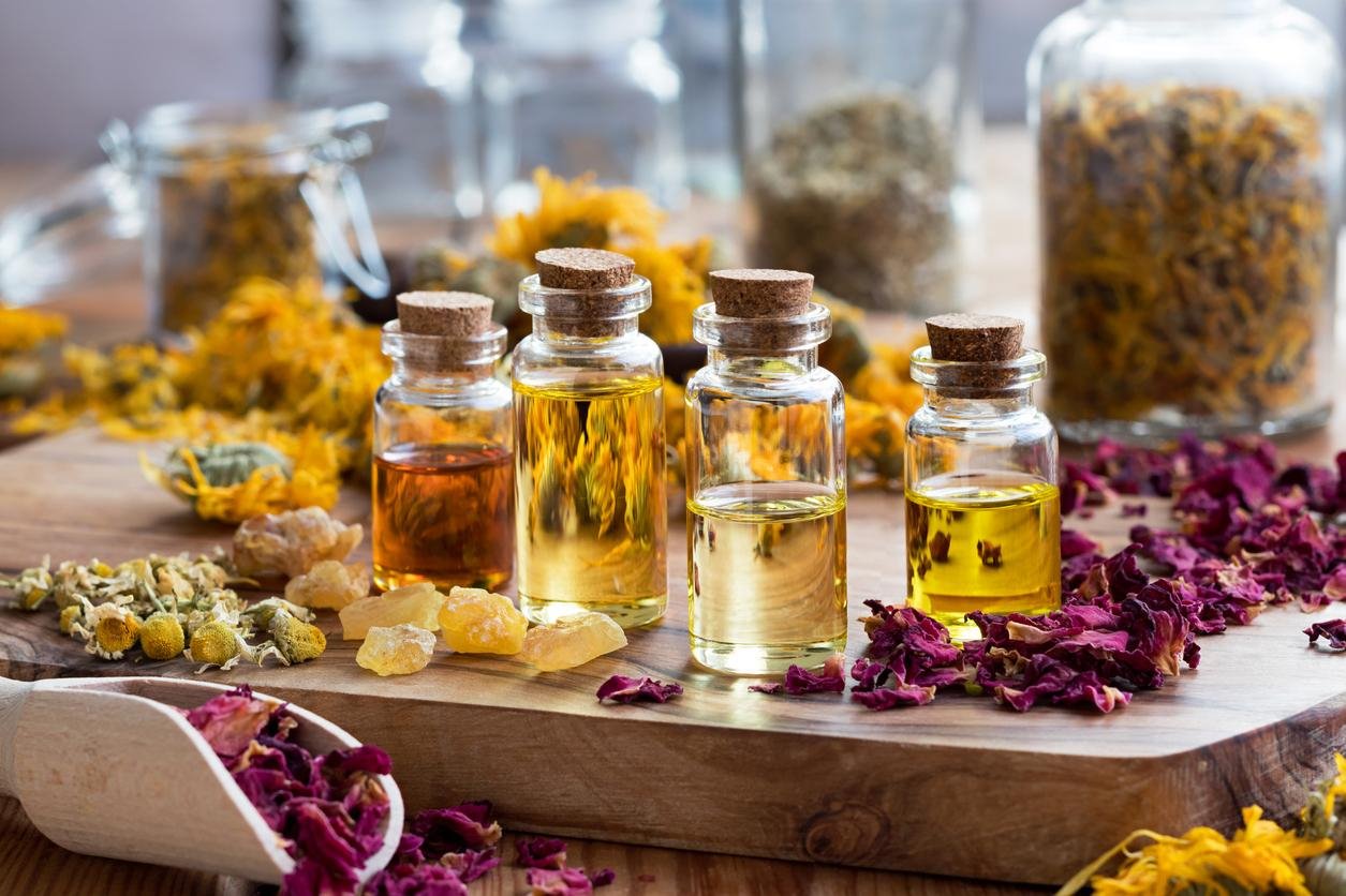 aceites-esenciales-beneficios-hojas-secas
