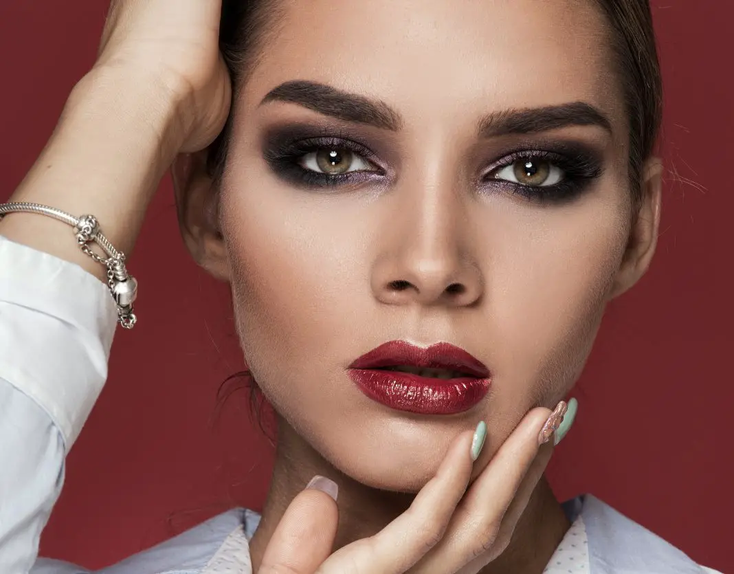 5 Looks de maquillaje negro para lograr un efecto ahumado perfecto 5 Looks de maquillaje negro para lograr un efecto ahumado perfecto