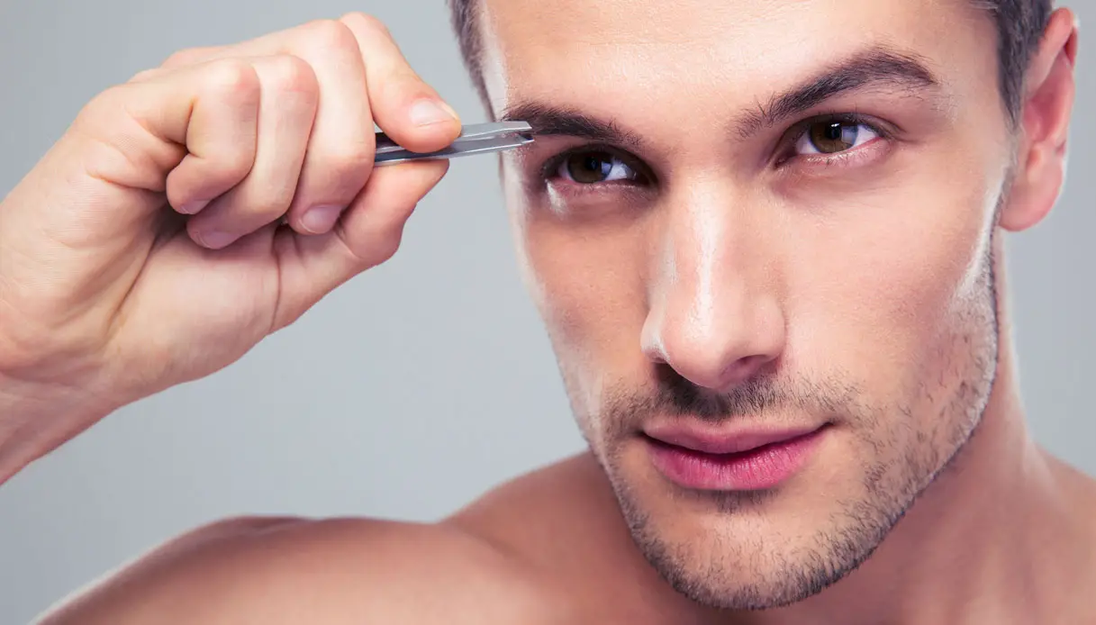 Cortes de cejas para hombres pinzas