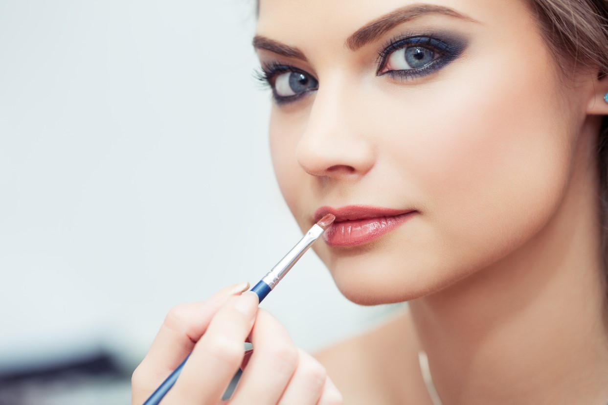 maquillaje para la noche chicha pintándose los labios