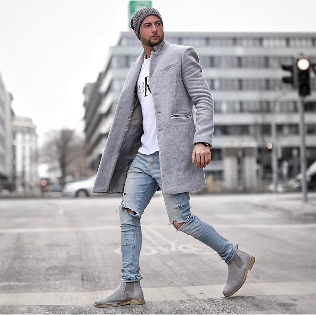 como combinar camiseta blanca hombre 1