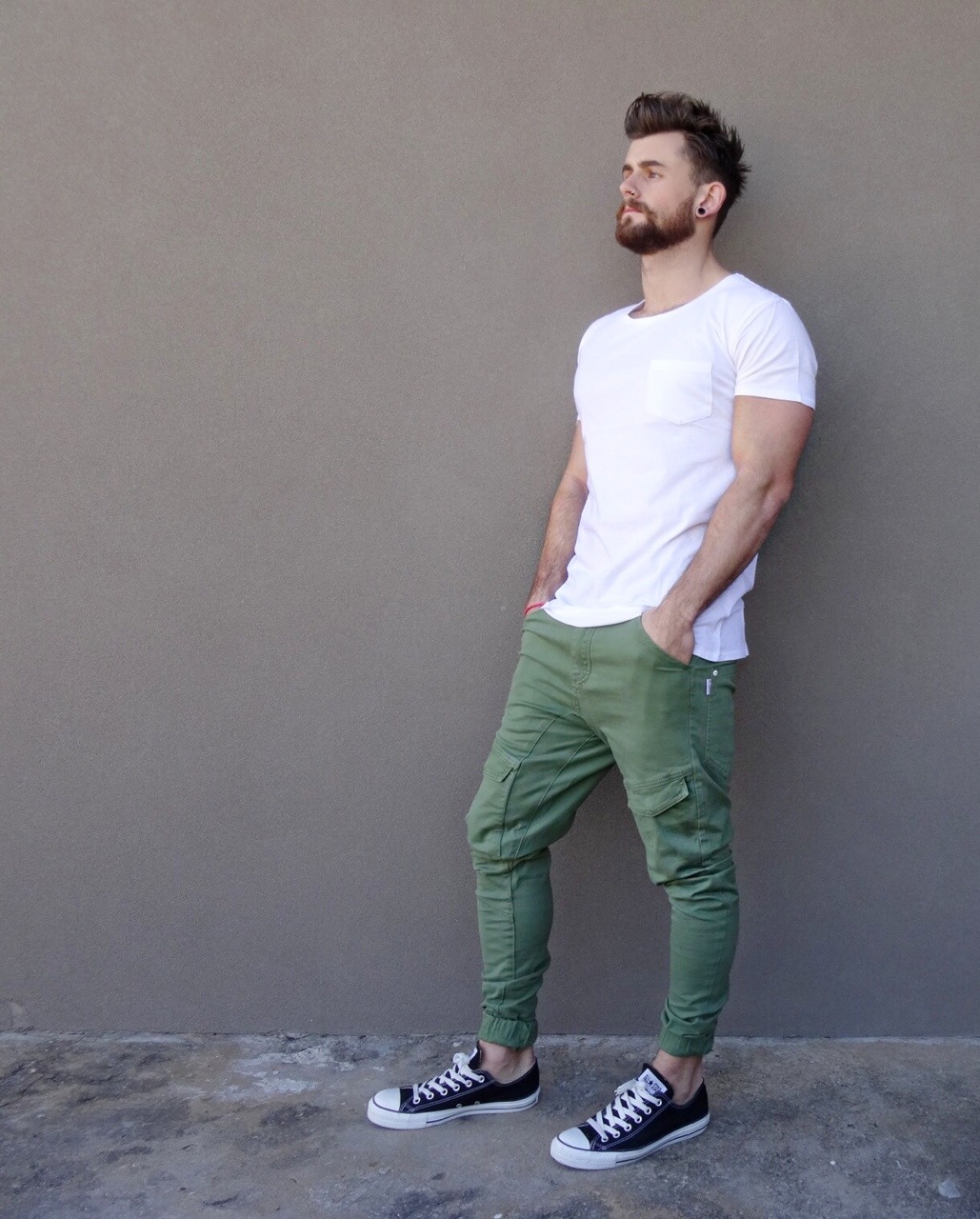 como combinar camiseta blanca hombre 14