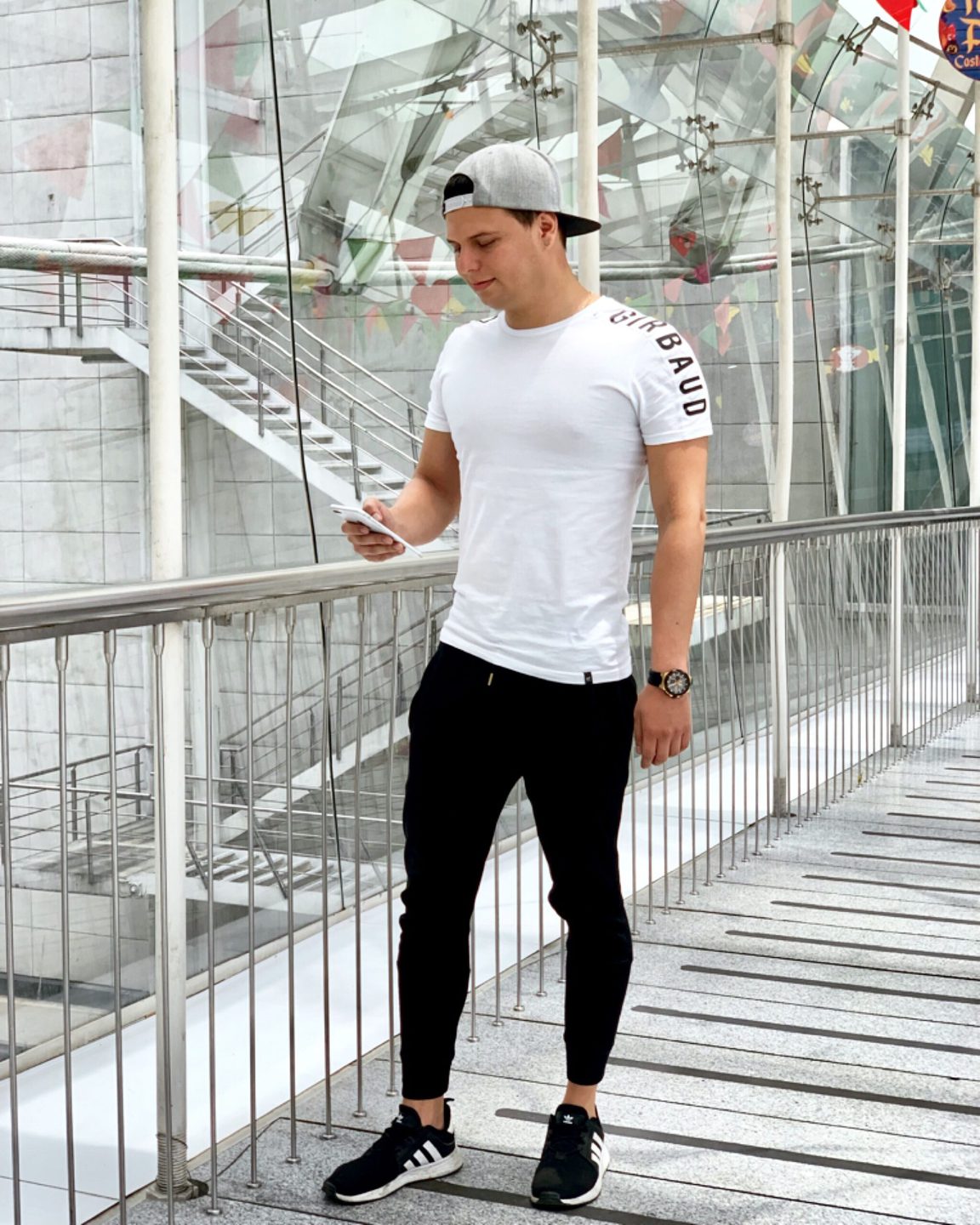 Outfit playera blanca hombre best sale