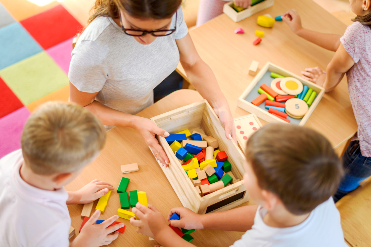 actividades pedagógicas para ninos Maestra con niños en una mesa