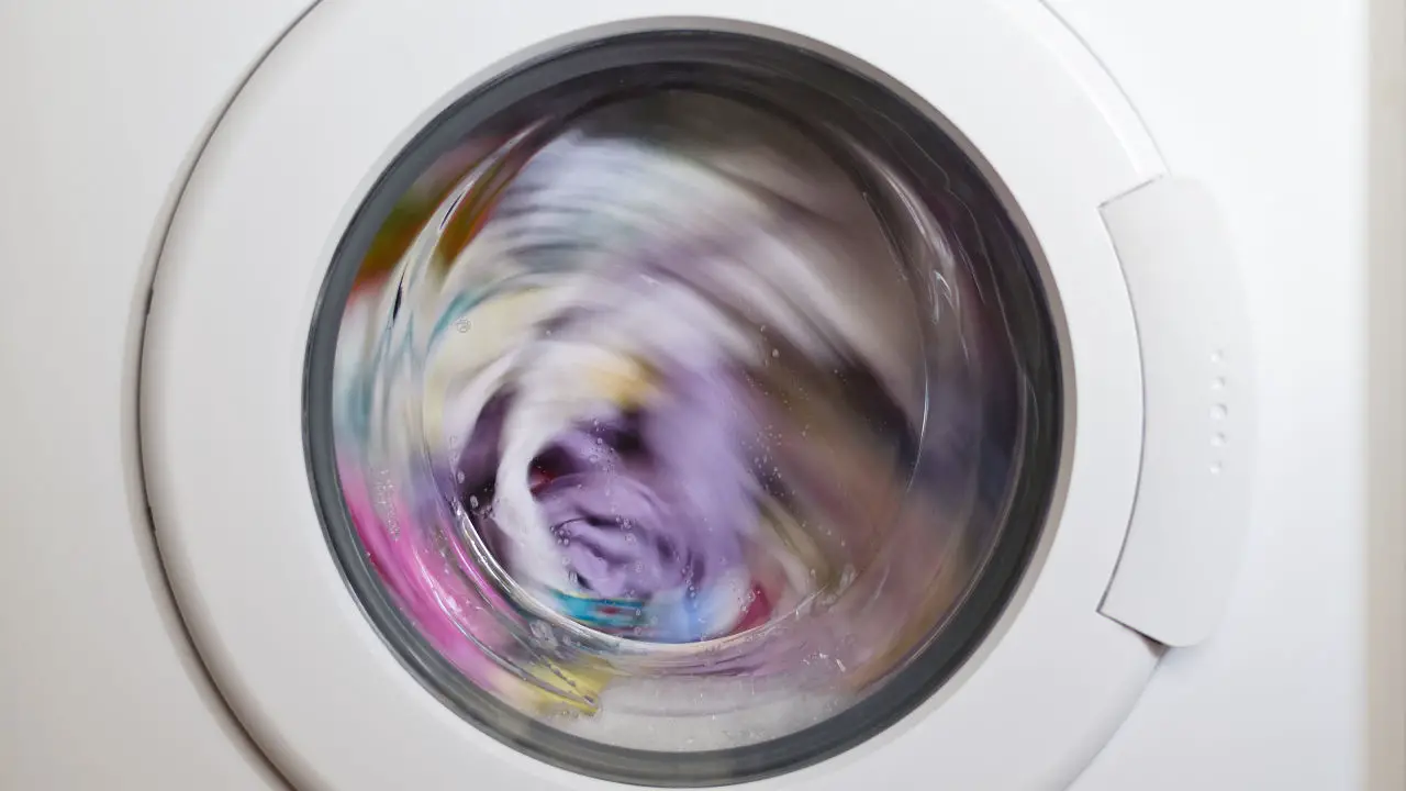 Cómo saber que prenda se destiñe