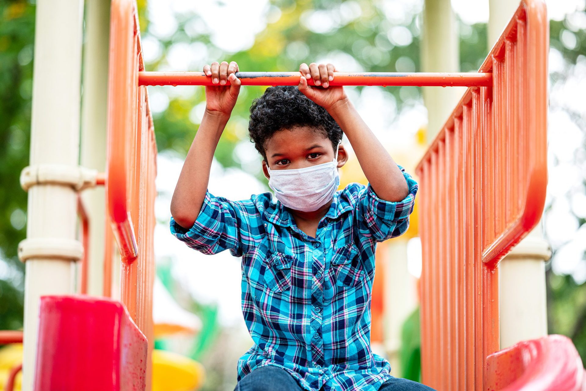 los ninos deben usar mascarillas mientras practican deporte