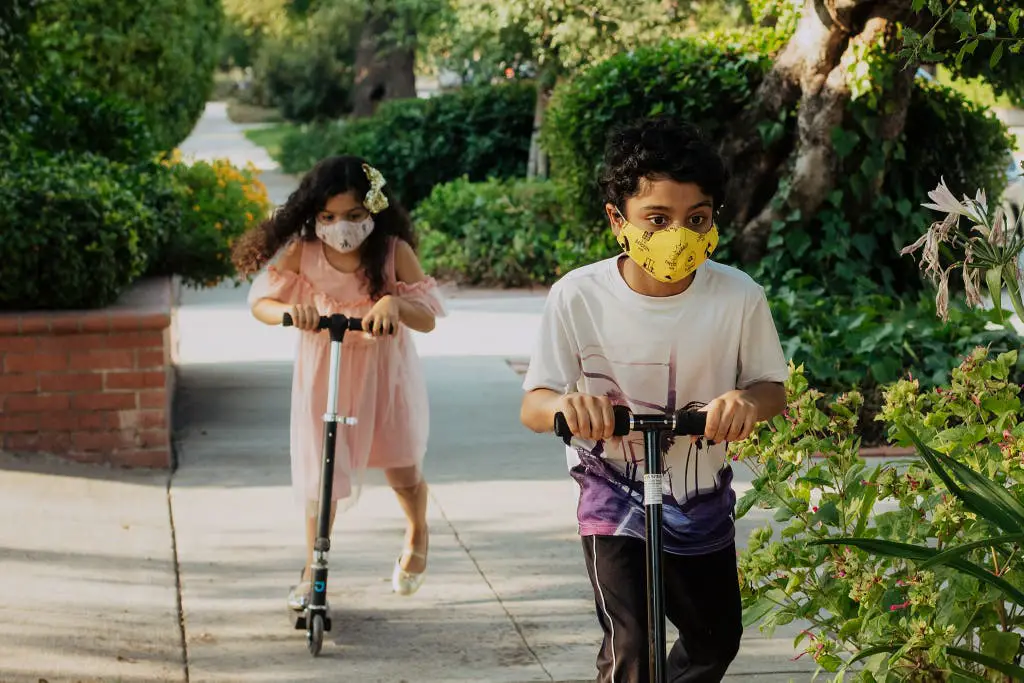 los ninos deben usar mascarilla mientras practican deporte