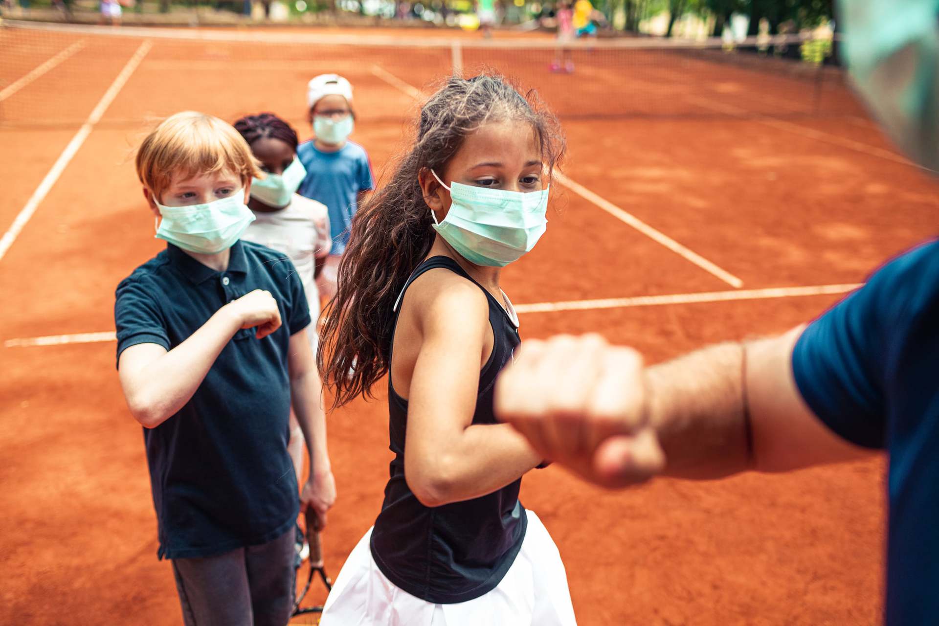 los ninos deben usar mascarillas mientras practican deportes