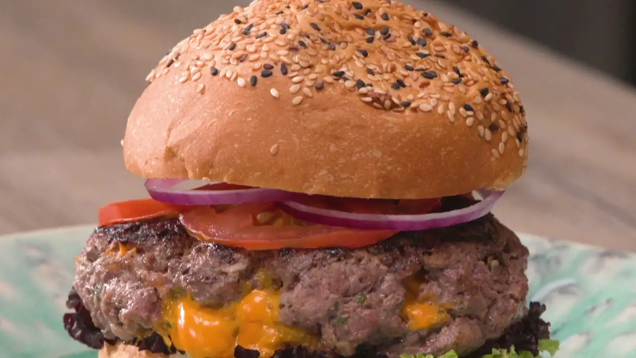 Hamburguesa rellena de queso mozzarella y jamón Hamburguesa rellena de queso mozzarella y jamón
