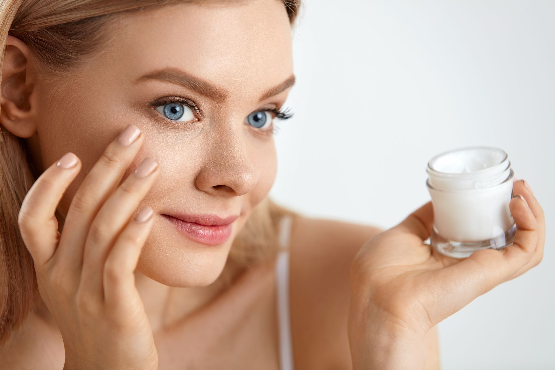 como limpiar la cara crema hidratante