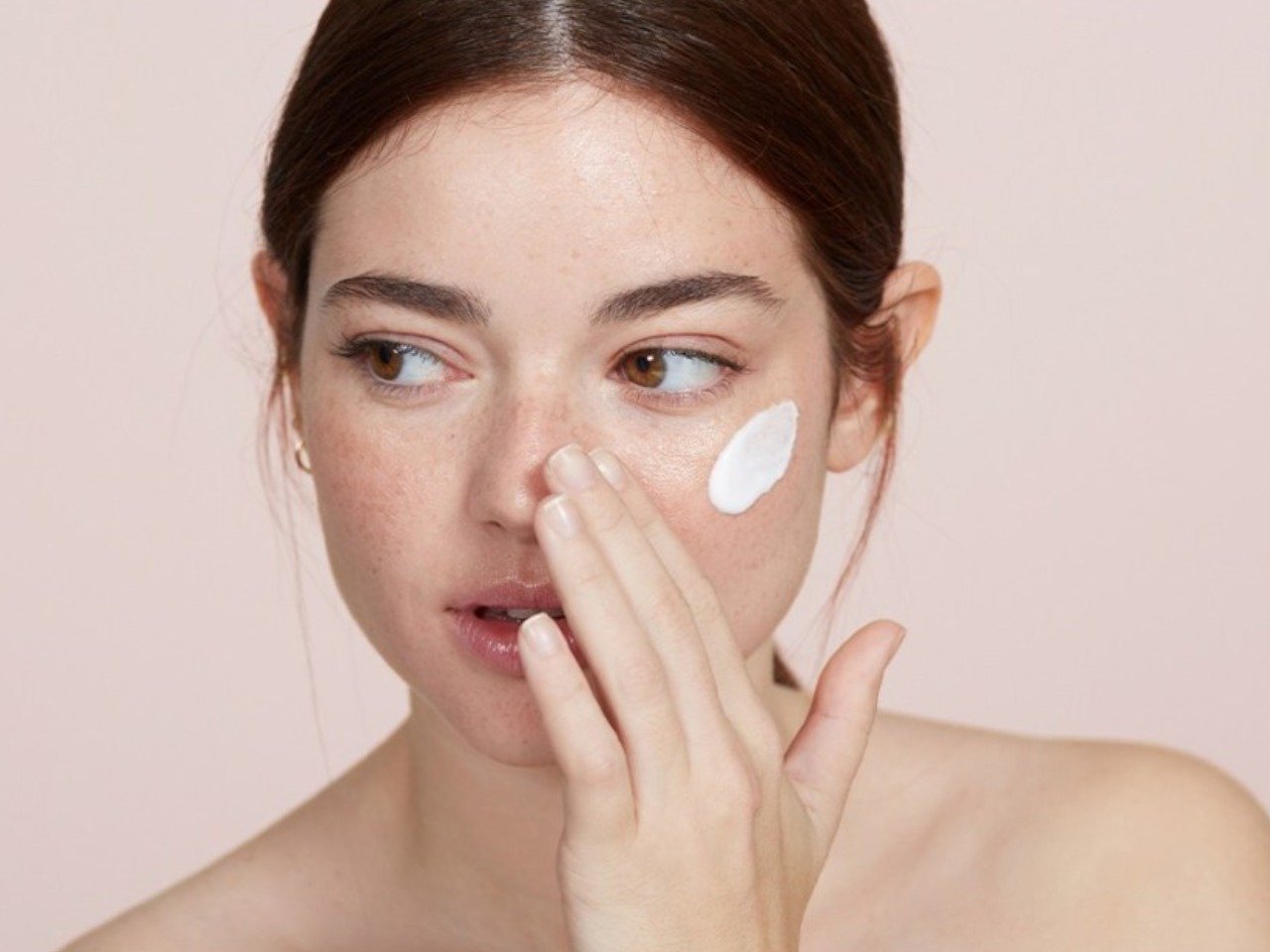 como limpiar la cara crema protector solar