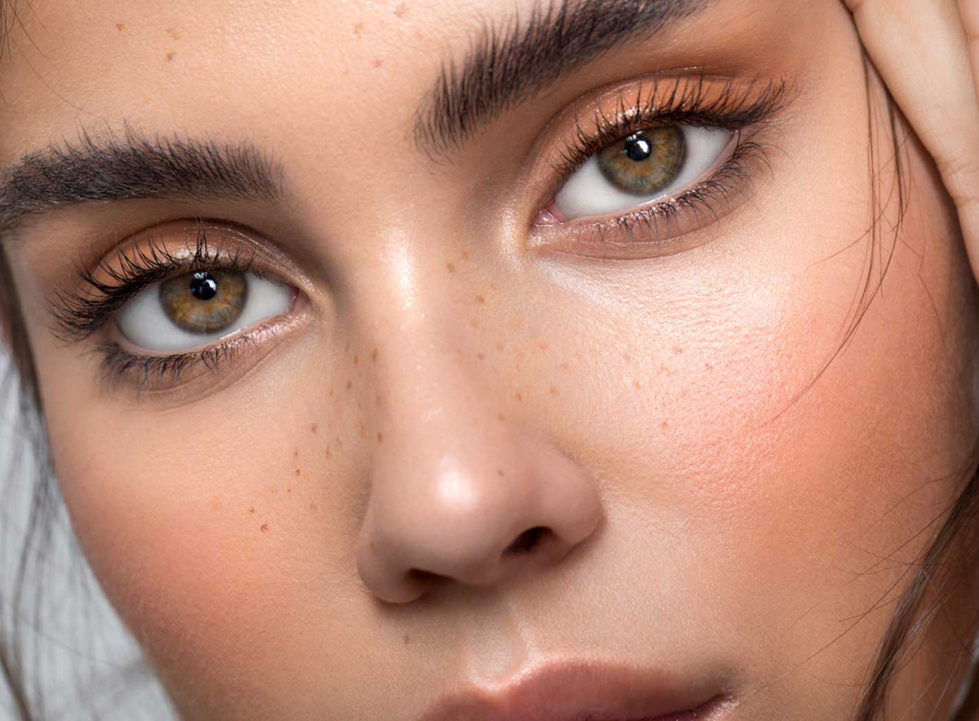 cejas pobladas y gruesas
