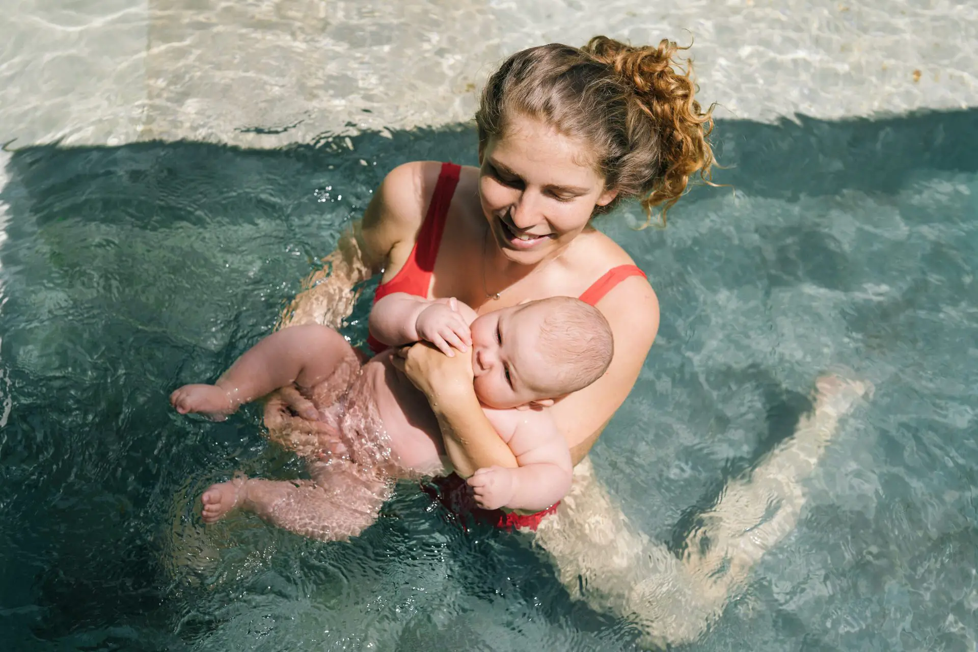 mamá y bebé dentro del agua 
