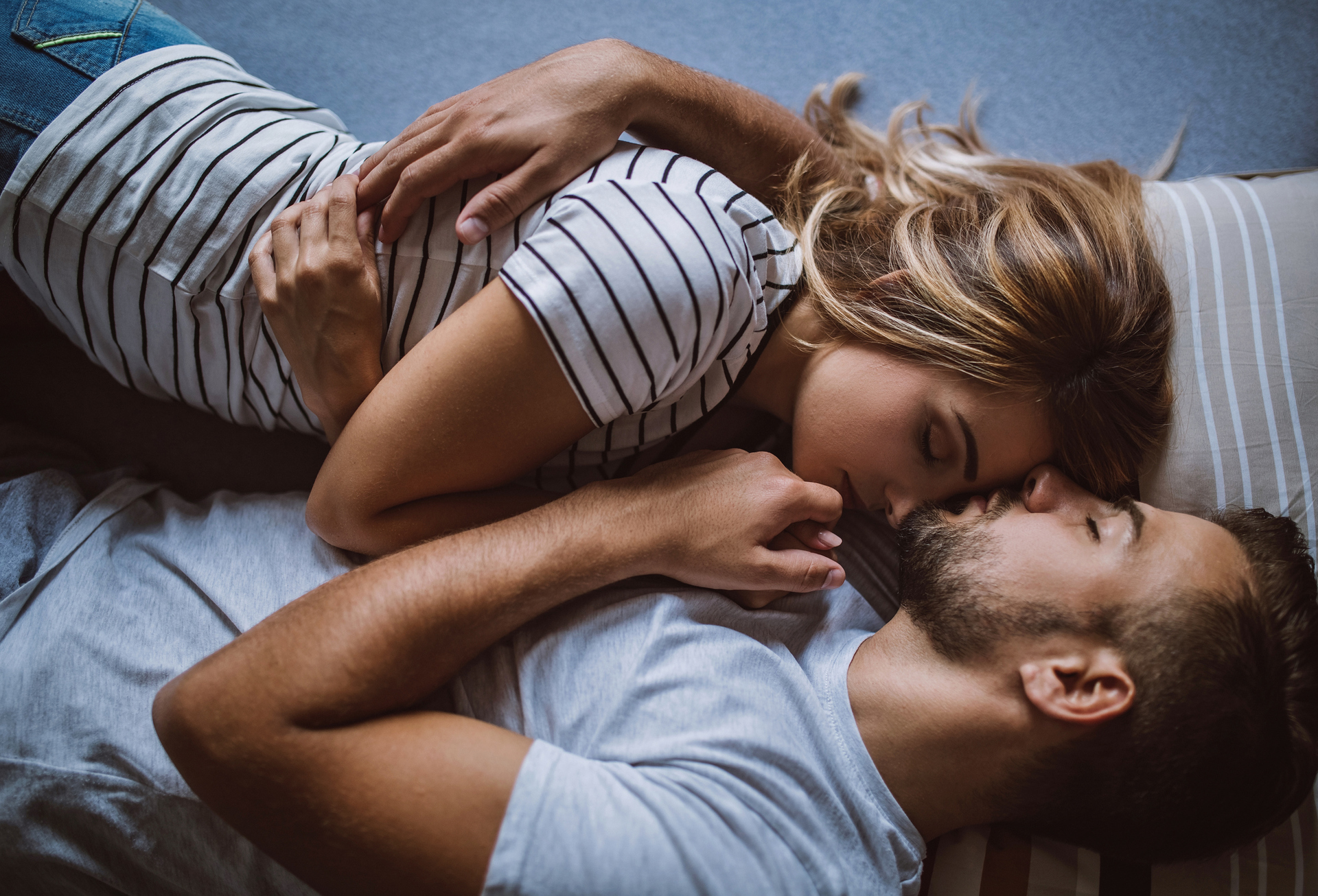 De que lado de la cama debe dormir una pareja