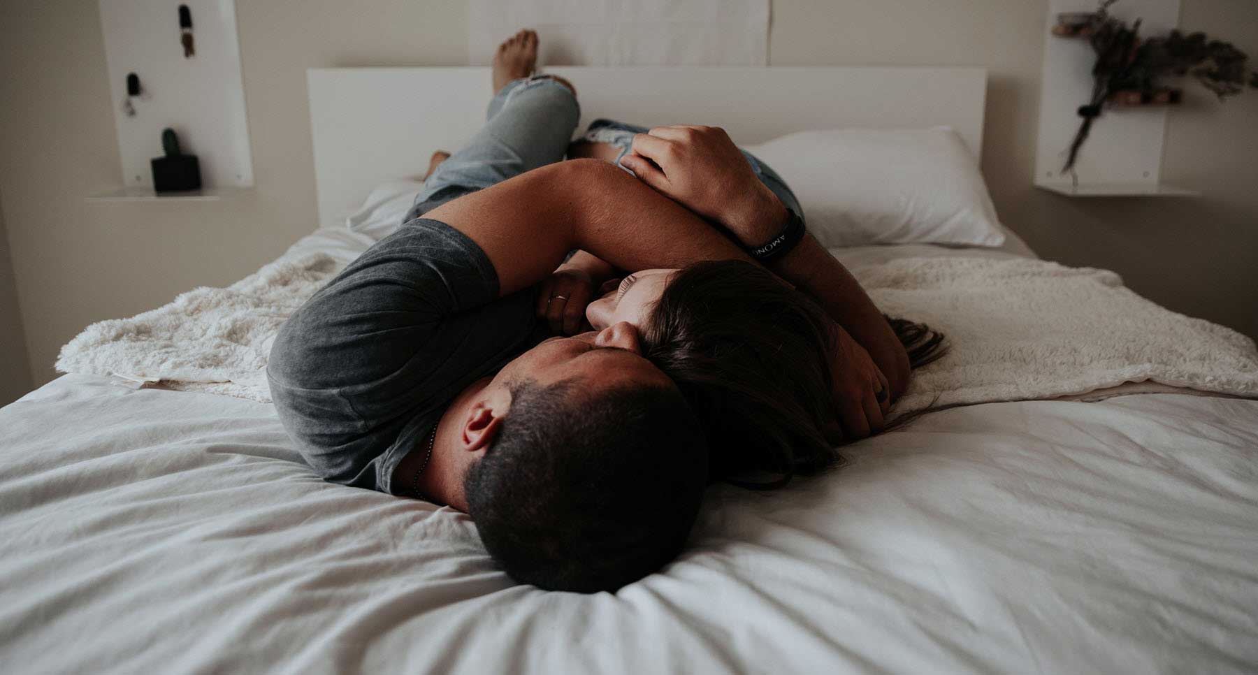 De que lado de la cama debe dormir una pareja