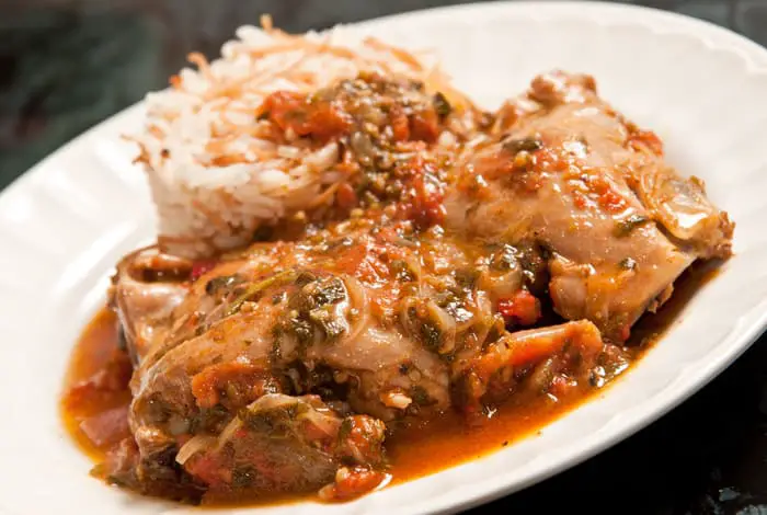 Recetas nutritivas y fáciles de preparar Pollo entomatado con hierbas frescas