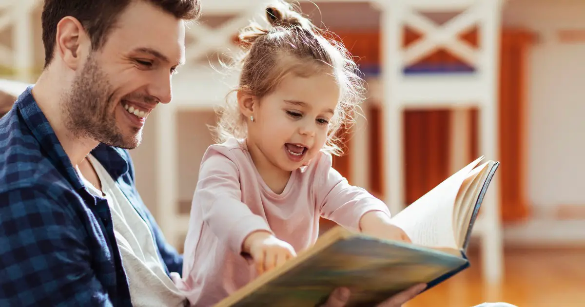 papá leyendo un libro con su hija