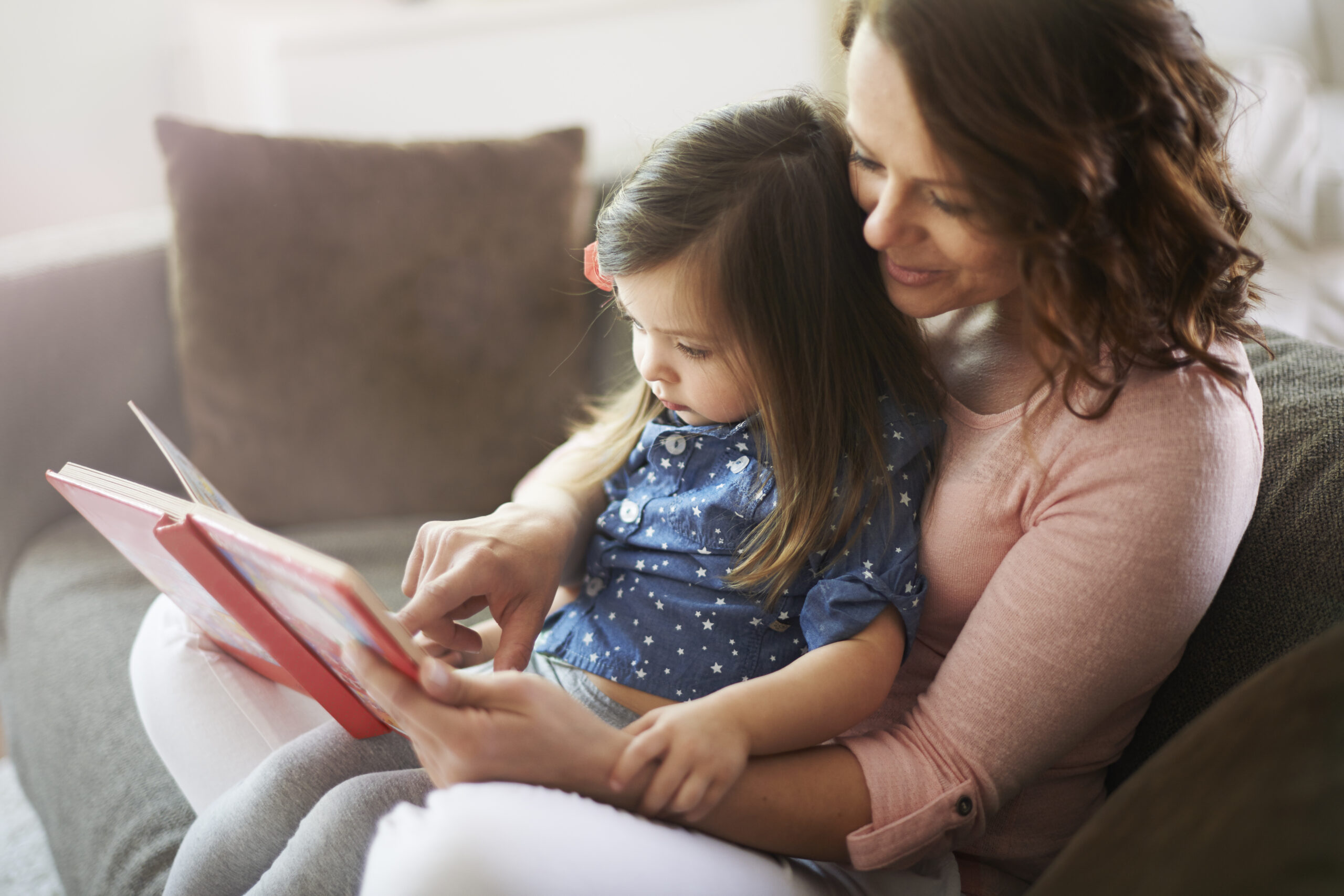 mamá e hija leyendo un cuento